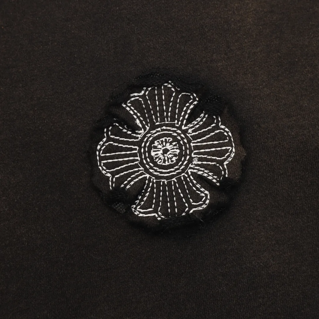 P580 Chrome Hearts/Chrome Hearts Heavy Industry Cross Logo Patch Embroidery Washed Burnt Flower Hooded Sweater Made of 430g pure cotton sweatshirt fabric with double yarns. The fabric is woven with double yarns and twisted together. It is 40% stronger than single yarn and forms a three-dimensional texture similar to the texture of tripe. It not only maintains the moisture absorption and breathability of pure cotton, but also achieves softness and non-collapse through double-strand thickening. Laser burnt patch embroidery. Frayed process Micro-label patch on the chest Large logo cross pattern on the back Heavy-duty laser burnt three-dimensional patch embroidery pattern design Washed and frayed The overall garment presents a lazy style Whether it is daily outings or sports and fitness, you can show your trendy attitude and become the focus of the street Complete with three logos OS loose fit Color: Washed black, Washed white Size: S-XL